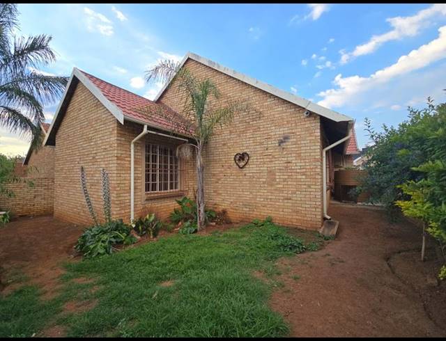 3 BEDROOM TOWNHOUSE FOR SALE IN GREENHILLS